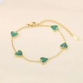 Détail de la chaîne plaquée or 18 carats avec cinq breloques cœurs en malachite - Vert (Motif Malachite)