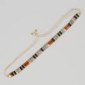 Détail d'un bracelet en perles carrées avec cordon réglable et perles colorées - Noir Or Ambre Bleu-Gris Tissé