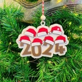 Detailansicht des Weihnachtsanhängers 2024 mit roten Mützen und Pfotenabdruck am Baum - Flache Weihnachtsmütze-Stil
