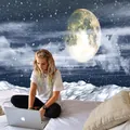 Arazzo da parete con luna, montagne innevate e cielo stellato per l'arredamento - 230x180cm / Montagna Innevata con Luna-SM37