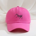 Gros plan sur la casquette en coton rose avec broderie noire motif petit doigt promesse - Rose vif