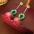 Vintage Perlenohrringe mit roten Rosen und grünen Perlen auf einer Schmuckschatulle - Rose mit Grünem Perlenring-Stil (Stil 1)