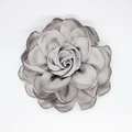 Graue Satin-Stoffblume als Haarschmuck mit eleganten handgefertigten Kamelienblättern - Dual Use (Brosche/Haarspange) / Grau
