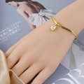 Detalle de pulsera de cadena de serpiente dorada con circonita cuadrada sobre seda - Pulsera(17+5cm) / Dorado + Circonita blanca