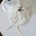 Elegante grote haarclip met witte chiffon strik en een verfijnd crèmekleurig lint - Witte Paardenstaartclip