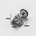 Dettaglio orecchino a triangolo da uomo con pietra e misure precise di 0,88 cm larghezza - Stile Triangolo (S57)