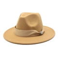 Detail der kamelfarbenen Wollfilzhut mit Satinband und eleganter Strassschnalle - Camel