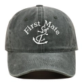 Détail de la broderie First Mate et ancre sur une casquette en coton gris foncé délavé - Vert Militaire
