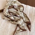 Dettaglio di un foulard in seta con stampa paisley beige e bordi marrone scuro - Collana-Marrone-Bianco