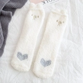 Dicke Korallenvlies Socken in Cremeweiß mit süßen 3D-Ohren und Bären-Stickerei - Einheitsgröße / Weiß