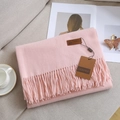 Rosa Schal in Kaschmir-Optik mit Fransen und Lederetikett auf einem gemütlichen Sofa - 6# Babyrosa