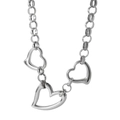 Dettaglio di tre ciondoli a cuore in argento lucido su una collana a catena a maglie - Argento