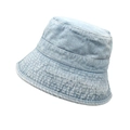 Dettaglio ravvicinato del cappello da pescatore in denim lavato blu con cuciture vintage - M (56-58cm) / Azzurro