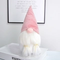 Gnomo scandinavo in velluto rosa con lunga barba bianca e dettagli di trecce sottili - Cappello Rosa Grande