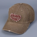 Dettaglio cappellino baseball marrone vintage con ricamo a toppa rosa D.daisy ricamato - M (56-58cm) / Cammello