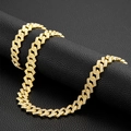 Gros plan d'une chaîne Cuban link dorée sertie de diamants sur cuir noir - Bracelet 8 pouces + Collier 22 pouces / Or