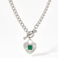 Collana a catena in argento con fibbia OT e ciondolo a cuore verde in stile vintage - Argento (GCD980)