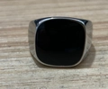 Anillo de sello para hombre en acero inoxidable plateado con cara rectangular de esmalte negro - Talla 7 / Color Acero De Pegamento De Gota Grande (18306)