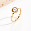 Anillo minimalista de acero inoxidable dorado con una perla blanca redonda en fondo limpio - US 7 / Dorado
