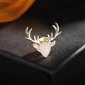 Broche renne dorée élégante avec pierre blanche en forme de poire et strass étincelants - Style Tête de Cerf Dorée (90246E) / Doré