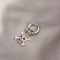 Boucle d'oreille punk argentée avec pendentif tête de mort sur tissu soie - Tête de Mort (E5254)