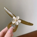Dettaglio della grande pinza per capelli verde oliva con un fiore in resina bianca - 12.7cm / Verde Scuro