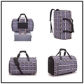 Detalle de bolsa de viaje con estampado azul mostrando cuatro modos de uso versátiles - Estampado geométrico azul marino