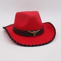 Sombrero cowboy de fieltro rojo con logo de toro y remaches dorados en banda de cuero - Estilo Insignia Cabeza de Toro Dorada / Rojo con borde negro