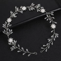 Elegante enredadera de pelo plateada con cristales y flores de perlas para novias - Plateado