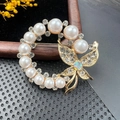 Broche couronne papillon dorée élégante avec perles blanches et cristaux brillants - BZ057 Couronne Papillon