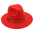 Vue détaillée d'un chapeau fedora rouge en laine avec cordon noir et perles dorées - Rouge Orangé
