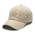 Vista detallada de gorra de béisbol de algodón lavado con bordado NY y desgaste - Beige