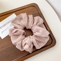 Chouchou rose en organza avec finition scintillante sur un plateau en bois - Grande Sirène / Vieux rose