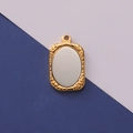 Primer plano del colgante rectangular dorado con incrustación blanca y textura martillada - Proceso de soldadura interna / Dorado