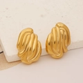 Macro de pendientes de capullo dorados con textura ondulada y acabado metálico pulido - Botones con textura ondulada / Dorado