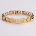 Macro-detail van gouden roestvrijstalen schakelarmband met Grieks sleutelpatroon - Goud Griekse Sleutel Holle Brede Stijl