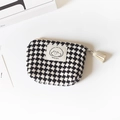 Mini schwarz-weiß karierte Tweed-Geldbörse mit Quaste und Happy Girl Aufnäher - Mädchen mit kurzen Haaren / Schwarz