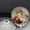 Gros plan sur la base en métal argenté et le dôme en verre de la Vierge Marie - Argent-2 (Vierge Marie et l'Enfant Jésus)