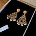Detalle de pendientes de abanico dorados calados con perlas blancas sobre terciopelo negro - Dorado (Pin de plata bañado en oro real)