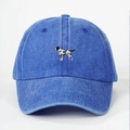 Detailaufnahme der Hundestickerei auf der gewaschenen blauen Baumwoll-Basecap - Einheitsgröße / Königsblau