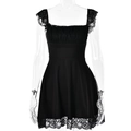 Detail van zwarte rugloze mini-jurk met elegant kant en een stijlvolle vierkante halslijn - M / Zwart