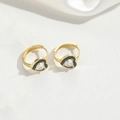 Detalle de pendientes de corazón dorados con esmalte negro y piedra de circón - Negro