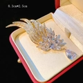 Detalle del broche de fénix dorado con circonitas y colgante de perla de gota - Estilo de Racimo de Flores de Ala (B1045)