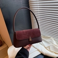 Retro-Achseltasche aus dunkelbraunem und burgunderrotem Leder mit Metall-Drehverschluss - Retro-Rot