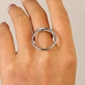 Bague double anneau entrelacé en argent poli au design géométrique minimaliste - Bague Double Anneau Croix Argent (K-504)
