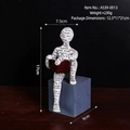 Moderna statuetta da lettura in resina bianca con libro e decoro di testo nero - Posa Seduta Lettura A539-0013
