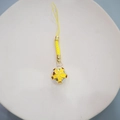 Handgefertigter gelber Kirschblüten-Glockenanhänger mit Goldverschluss auf Display - 18mm / Gelb (mit Umhängeband)