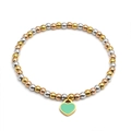 Dettaglio del bracciale a sfere tricolore da 4 mm con ciondolo a cuore in smalto verde - Verde Colore Misto