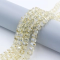 Vista macro di perle di cristallo sfaccettato giallo champagne da 8mm per gioielli DIY - Argento Champagne