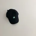 Schwarze Kinder-Baseballkappe mit kleiner grüner Stickerei im minimalistischen Stil - Grünes Blumenmuster (Kleine Grüne Blume) / Schwarz / 46-51cm